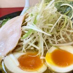 ラーメン 伊勢原家 - とんこつ醤油ラーメンに味付玉子、白ネギ