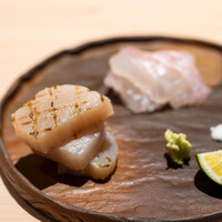 鮨仙八 - 2024.5 お造り（軽く火を入れた愛知産タイラギ、大分産1.8kgサイズ真鯛、本わさび、塩、醤油）