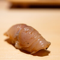 鮨仙八 - 2024.5 宮崎産〆さごし（鰆の幼魚）漬け 玉葱の醤油漬けを挟んで