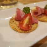 Kajuaru Furenchi Bar 7Fuku - ミニトマトとサラミとチーズとクラッカー