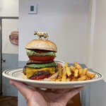 Golden Gate Burger - 『自家製ベーコンアボカドチーズバーガー¥1,650』
                        ※lunch drink