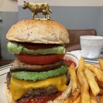 Golden Gate Burger - 『自家製ベーコンアボカドチーズバーガー¥1,650』
                        ※lunch drink