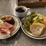 Barumarushekodama Suteki Ando Robusuta- - ブュッフェのサラダ、パン、コーヒー、生ハム