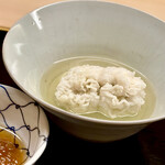 道人 - ⑨淡路産鱧 ～季節のはしりの淡路産の鱧のみを軽く湯通ししただけだが、旨味が煮汁に溶け込み食材の素晴らしが引き立つ。淡路の玉葱出汁で。