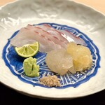 道人 - ③お造り ～明石の真鯛は塩酢橘か山葵醤油で。淡路産伊勢海老は噛むと藻塩との相性が良く絶妙に旨味が増す。