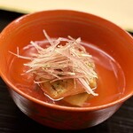 道人 - ②椀物 ～初夏らしい久世産茄子と茗荷の椀物。繊細な味わいにはいつもながらホッとする。だがちょっと物足りないかな。