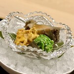 道人 - ①由良産鮑、ムラサキ雲丹、叩きオクラ 〜ボリュームある鮑に叩きオクラを合わせ、ムラサキ雲丹のアクセント。柔らかく煮られた鮑が土佐酢ジュレで更に旨味が増している。