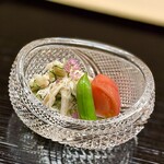 道人 - ⑦毛蟹と胡瓜の胡麻酢和え ～爽やかな色合いのインゲン豆とトマトが夏らしい毛蟹と胡瓜を引立てる。