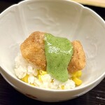 道人 - ④揚げたクエの飯蒸し ～柔らかく揚げられた九絵をスッキリとした蓼と酢味噌を合わせたソースで。玉蜀黍の飯蒸し。