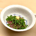 道人 - 鰹の造り、小葱、生姜、ポン酢。