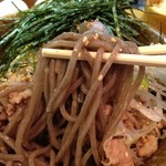 なぜ蕎麦にラー油を入れるのか。 - そばはぼにゅぼにゅとした食べ応え十分のコシを持っています。