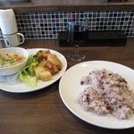 ユルリサロン×ハナウタカフェ - 里芋と鶏肉の豆乳のグラタン＋ジャガイモとチキンのスイートチリソース＋雑穀米