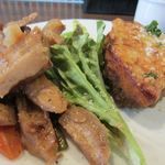 ユルリサロン×ハナウタカフェ - 挽き肉とジャガイモの重ね焼き＋蓮根と鶏肉の蜂蜜米酢の炒め煮