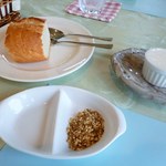 TOMI'ｓ DINER - ディユカとホイップバター・温かなパンはお代わりＯＫ！