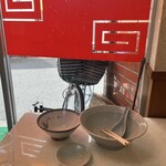 大弘軒 - こんな席なので写真が赤っぽいです