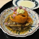 天ぷら はせ川 - 鮑の天ぷらにウニ添え。ウニの質がとても良く、鮑の新しい味に出会えたようです。