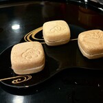 天ぷら はせ川 - 小豆ミルク最中。これだけで和菓子屋ができるのではないかと思えるほど美味しかったです。