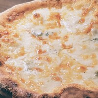 Pizza クアトロ フォルマッジ