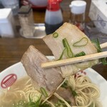 太宰府八ちゃんラーメン - このサイズのチャーシューが2枚