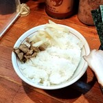 ラーメン 末廣家 - ライス。端切れチャーシューはサービス。刻みしょうがは卓上アイテムより
      