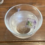 ふみきり野cafe - お花を氷に忍ばせたお水