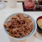 gyuudonsemmonsambo - 牛丼 並 みそ汁、720円。