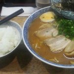 信州らーめん安曇野 - 味噌ラーメン（大盛り）とサービスのライス