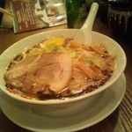 万豚記 - ラーメンは細麺。昔のアジアっぽい醤油味の方が良かったな。