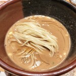 中華蕎麦 とみ田 - 硬め、少しスープにも手が入って更に白っぽくなっている