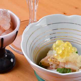 全国各地から選りすぐりの旬食材を活かした、鮨や逸品を堪能