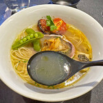 Japanese Soba Noodles 蔦 - 大量の浅利から抽出したスープに、愛知県産の薄口醤油を合わせたスープ