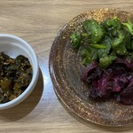 うどん家 丸孝 - 無料コーナー{高菜のピリ辛油炒め・しば漬け}