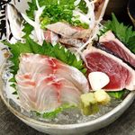 旬鮮だいにんぐ天狗久喜店 - 旬の刺身3点盛り合わせ(生まぐろ・かつを・さんま) 620円