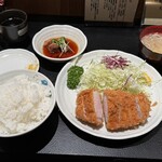 もち豚とんかつ たいよう - 上ロースカツ定食 2300円。ライス大盛り 100円。角煮 500円。