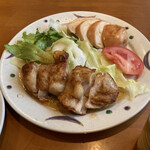 洋風厨房 ソーシエ - 手前が阿部鶏のジャポソース、奥がチキンの照り焼き