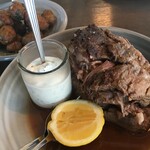 THE APOLLO - ラムショルダー、サジキソース、レモン