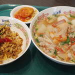 ゲウチャイ - Bラーメンセット(1045円) 豚肉入りトムヤムビーフン、鶏肉のバジル炒めごはん、揚げもの