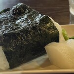 焼きもの家 慶 - 頭から尻尾まで明太子の詰まった大きなおにぎりがおしんこ付きで200円！200円とお得です^_^