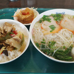 ゲウチャイ - Bラーメンセット(1045円) チャーシュー入りビーフン(麺大盛り110円)、鶏肉とキクラゲのショウガ炒めごはん、揚げもの(厚揚げのスイートチリソースがけ)