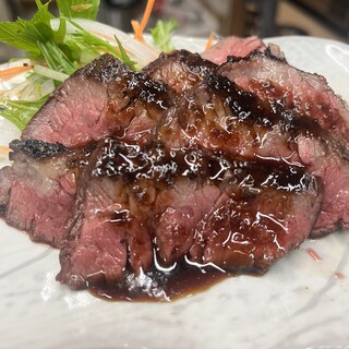 お酒もご飯も進む、至高の肉のグリル。仕入れからこだわります。
