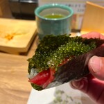Sushi To Tempura Nihon No Umi - 中落ちと、うみぶどうの巻き物。うみぶどうをお鮨で
                      食べるのは初めて。程よい塩気がいいですね