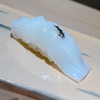 鮨 青海 - 白イカ。墨塩がトッピング