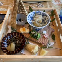 新宿 星のなる木 - 【百花繚乱】
                    八寸　里芋柚子味噌田楽
                    三陸ふくの唐揚げ檸檬　小袖出汁巻き玉子 しらす卸し添え　菜の花のお浸し糸賀喜　雪下人参の擂り流し ズワイガニジュレ　サーモン麹漬けと千枚蕪　高知鮮魚の南蛮漬け