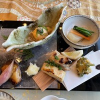新宿 星のなる木 - 主菜
                      ・焼物　カンパチの照り焼き 大根
                      ・温物　海老真の東寺掛け芹山葵
                      ・炊き合わせ　牛蒡蕪法蓮草
                      ・揚物　百合根のかき揚げ
                      ・強肴　若鶏の味噌柚庵焼き 
                      　　　　青葱　檸檬