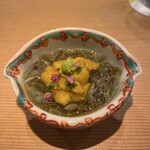 東麻布 天本 - 潤菜には雲丹をあしらってます