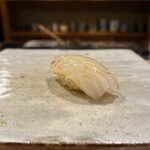 東麻布 天本 - 白烏賊には細かく包丁を入れてます