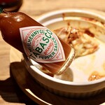 餃子とスパークリング バブルス - タバスコが相性抜群