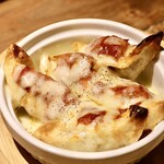 餃子とスパークリング バブルス - ピザ餃子