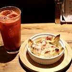 餃子とスパークリング バブルス - クセになるトマトサワー＆ピザ餃子