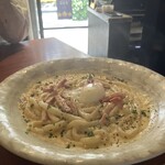 あんぷく 池袋店 - 平皿にうどんがのっている